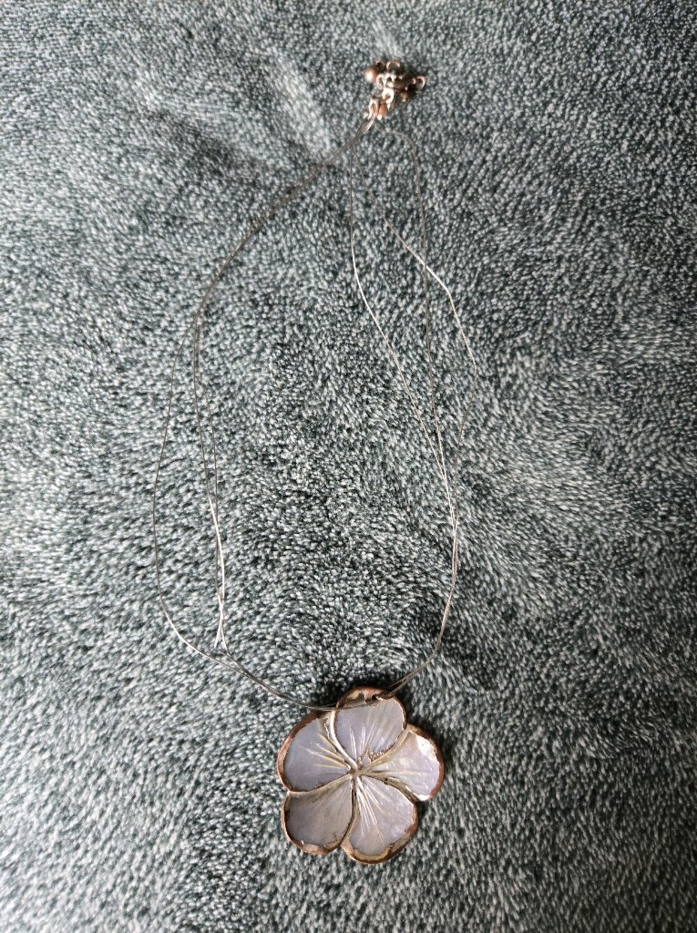 Delicate Mother-of-Pearl Flower Pendant Necklace - White